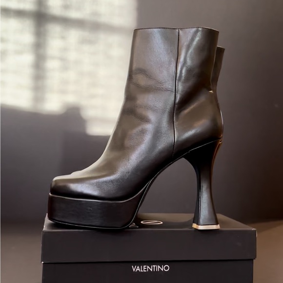 New black leather sky-high booties with a retro platform and flared heel. - Picture 3 of 7